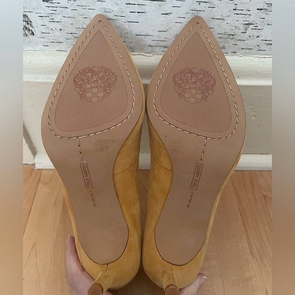 NWOB Vince Camuto yellow suede heels, sz 7 - Picture 4 of 4
